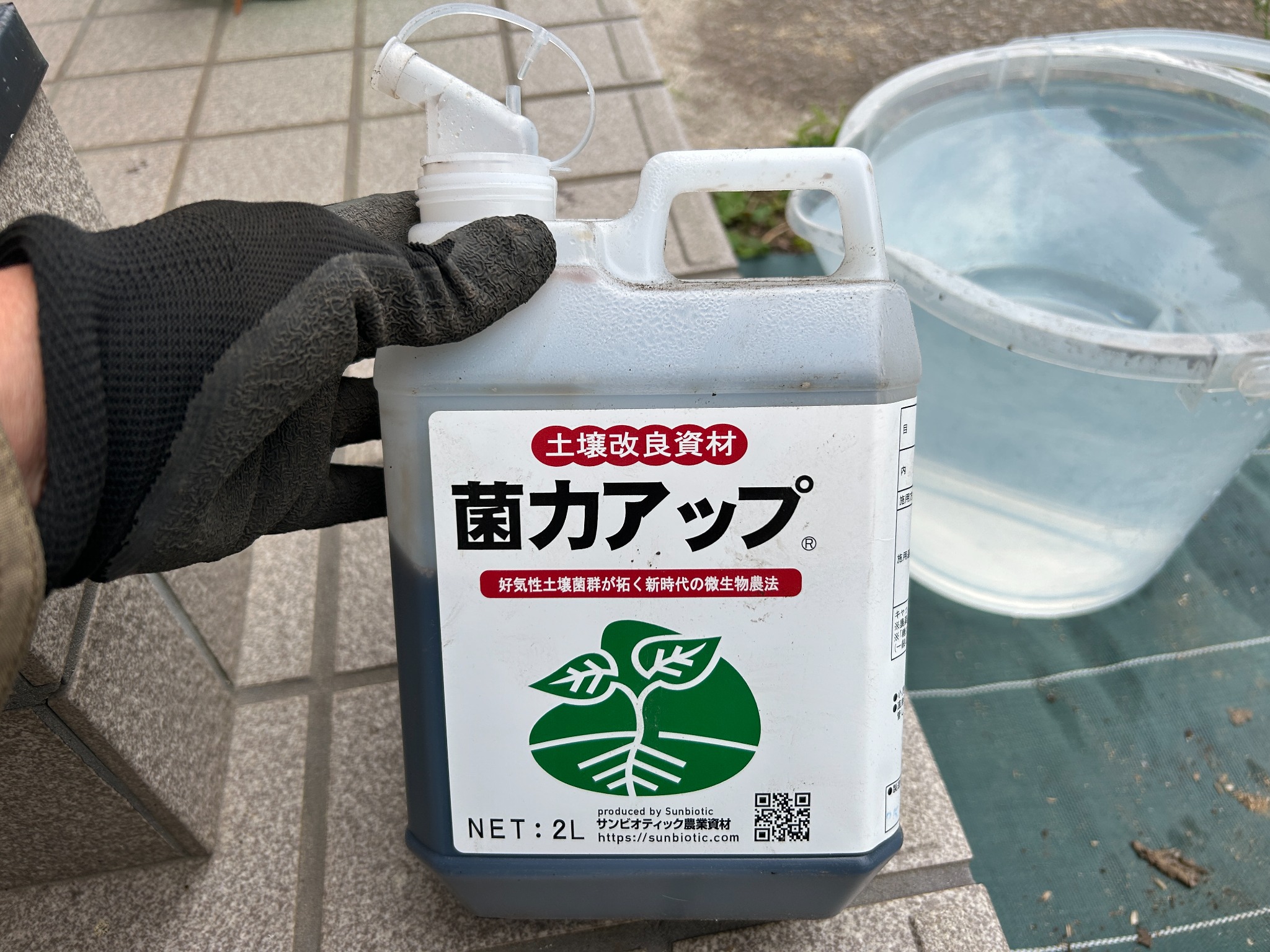 おーしん菜園で菌力アップを使用するため水と一緒に準備している様子